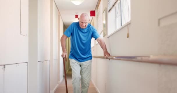 Stick Chůze Starý Muž Zdravotním Postižením Zotavení Nebo Rehabilitace Klinice — Stock video