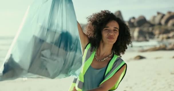 海滩和女人与垃圾袋 可持续性或微笑与塑料收集或清洁 拥有志愿者或生态环境或对气候变化感到兴奋的人或女孩 — 图库视频影像