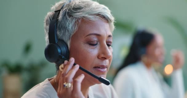 Çağrı Merkezinde Olgun Kadın Kulaklık Müşteri Hizmetleri Satışlar Için Tele — Stok video