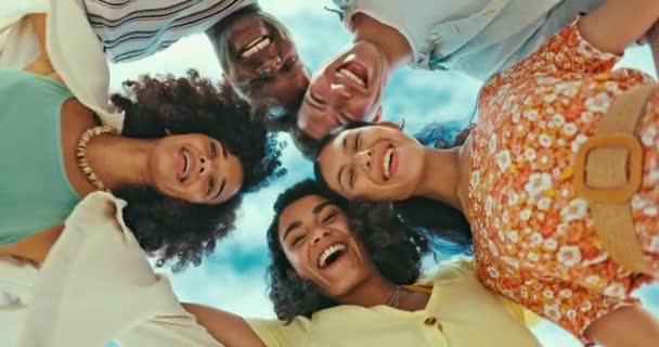 朋友们 快乐地站在一起度假 与多样性联系在一起 寻求支持 欢笑和拥抱 回忆和暑假 带着最底层的风景 放松一下 出去旅游 — 图库视频影像