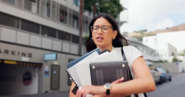 Mujer Negocios Reloj Documentos Con Prisa Calle Ciudad Para Fecha — Vídeo de stock