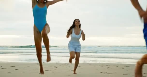 Férias Amigos Correr Areia Praia Para Férias Fuga Viagem Fim — Vídeo de Stock