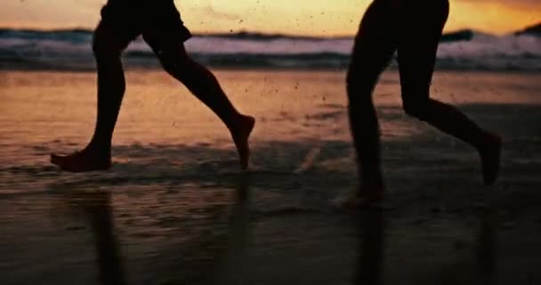 Люди Силуэты Ноги Водой Выплескиваются Пляж Ночью Веселого Отдыха Выходных — стоковое видео