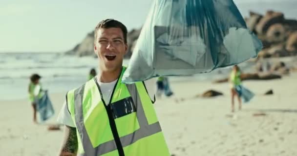 Porträt Strand Und Mann Mit Müllsack Umwelt Und Lächeln Mit — Stockvideo