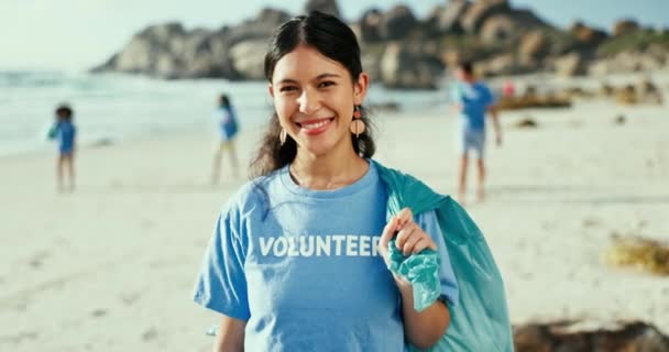 ゴミの清掃 リサイクル 環境保全のためのビーチでの顔 ボランティア 海洋における人々の肖像画 コミュニティサービス 持続可能性 海洋における生態学 — ストック動画