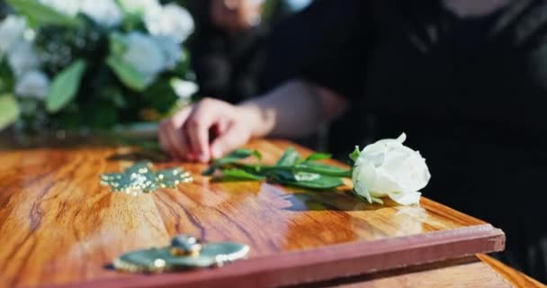 Blomma Kista Och Händer Person Vid Begravning För Dödsceremoni Kyrkogård — Stockvideo