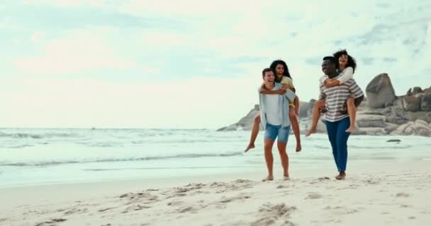 夏天和朋友一起在海滩上散步 去热带海岸旅行 度假或度假 快乐的 微笑的或种族的 一群年轻的男人和女人在海上或海上为逃避而结合在一起 — 图库视频影像