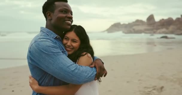 Feliz Amor Casal Abraçando Praia Para Romântico Data Aniversário Amor — Vídeo de Stock