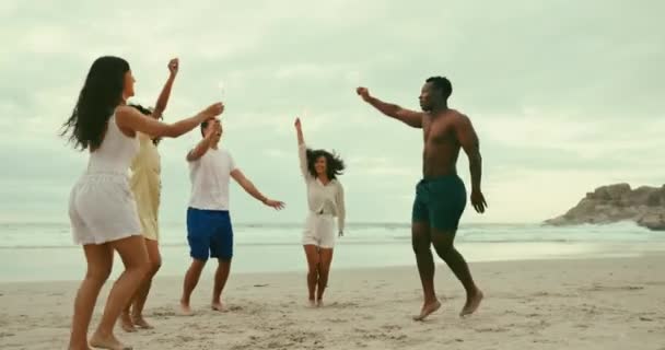 Φίλοι Παραλία Και Χορός Για Διασκέδαση Πυροτεχνήματα Για Γιορτάσουν Νέο — Αρχείο Βίντεο
