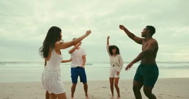 Φίλοι Παραλία Και Χορός Για Διασκέδαση Sparklers Για Γιορτάσουν Νέο — Αρχείο Βίντεο