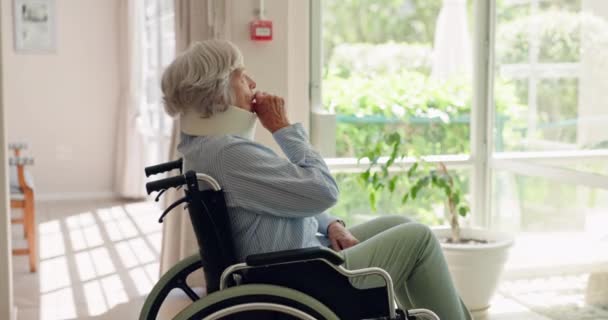 老年妇女 轮椅和在清晨阳光下在窗前思考的颈项支撑着康复 在诊所 医院或疗养院的老年妇女 伤员和残疾人 — 图库视频影像