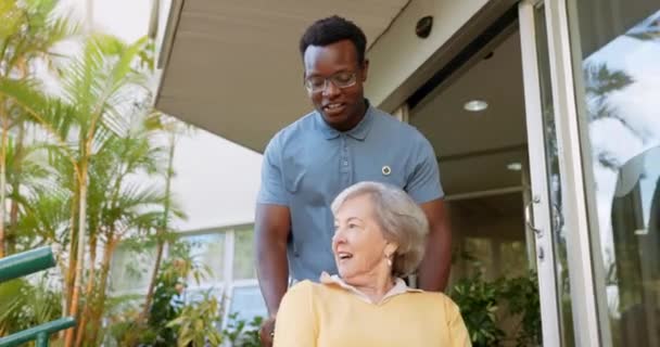 养老院 轮椅和黑人男子与老年妇女 残疾人和康复 老年妇女和养恤金领取者与照料者以及在帮助 支持和治疗下的对话 — 图库视频影像