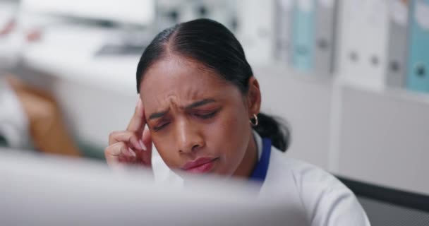 Estrés Dolor Cabeza Mujer Científica Laboratorio Leyendo Información Línea Para — Vídeos de Stock