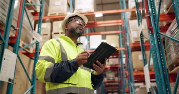 在庫およびオンライン在庫のためのタブレットの配布 倉庫および黒人 ロジスティクス メンテナンス 工場出荷のためのデジタル技術の製造 サプライチェーンと人 — ストック動画