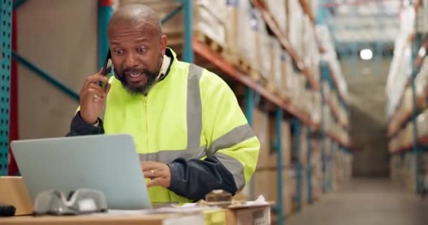Logistiek Telefoongesprek Zwarte Man Magazijn Met Laptop Voor Netwerken Distributie — Stockvideo