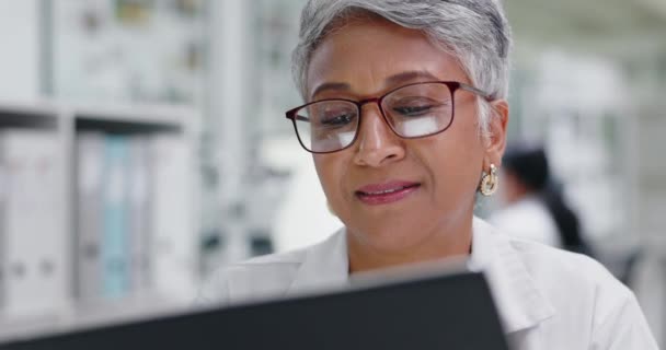 Vetenskap Leende Och Mogen Kvinna Med Tablett För Medicinska Studier — Stockvideo
