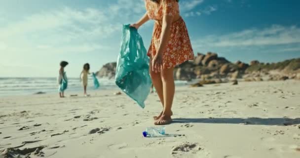 Recycling Plastikflasche Und Frau Strand Für Wohltätige Zwecke Nachhaltigkeit Und — Stockvideo
