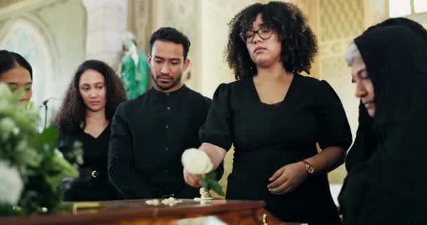 Morte Chiesa Famiglia Bara Con Fiori Servizio Commemorativo Rispetto Sostegno — Video Stock
