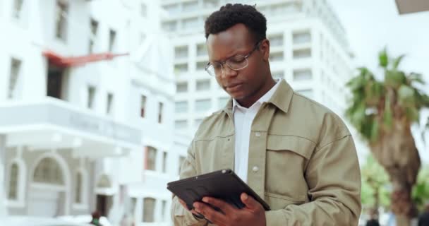 Byznys Město Černoch Tabletem Myšlení Internet Připojením Řešení Afričan Osoba — Stock video