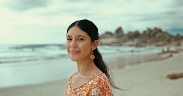 Rostro Sonrisa Mujer Playa Por Mañana Para Viajar Vacaciones Vacaciones — Vídeos de Stock
