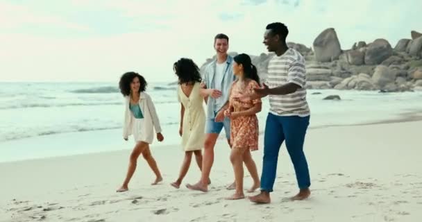夏天和朋友一起在海滩上散步 去热带海岸旅行 度假或度假 一群年轻的男人和女人通过海洋或海洋联系在一起 准备离开小岛 — 图库视频影像