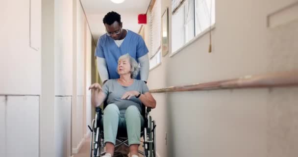 在医院的轮椅上推挤 护理或老年妇女 以获得医疗服务 帮助或支持 老年人或有残疾的病人或老年人在康复或健康方面的护理 — 图库视频影像