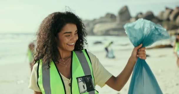 女人和垃圾袋在海滩上自愿清理海滩上的塑料污染 进行回收和海洋保护 海岸垃圾及为社区服务或环境慈善机构清除废物 — 图库视频影像