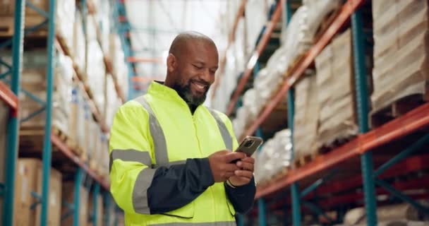 黑人和物流与电话通信 社交媒体或网络在仓库 非洲男性在手机上笑着在线聊天或发短信的人或员工 — 图库视频影像