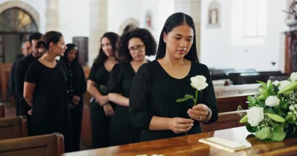 丧葬和为死亡献花的妇女 丧葬者和在教堂举行的丧礼上的人 悼念仪式 丧葬盒和悲伤的玫瑰人 因悲伤 尊重或失去亲人而离去 — 图库视频影像