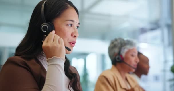 アジア人女性 コールセンター オフィスでカスタマーサービスまたはサポートのための代理店でヘッドフォンとコンサルタント チーム またはエージェントがオンラインアドバイスや職場でのヘルプのために話したり コンサルティングしたり — ストック動画