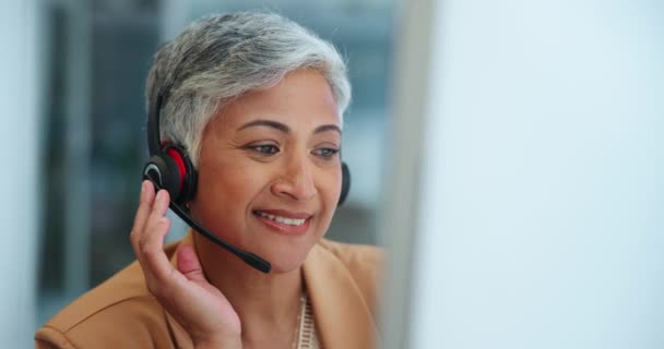 Seniorin Beraterin Und Callcenter Mit Kopfhörern Für Den Kundenservice Büro — Stockvideo