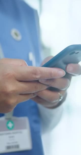 Médico Manos Escribir Teléfono Celular Hospital Investigación Guía Referencia Medicamentos — Vídeo de stock