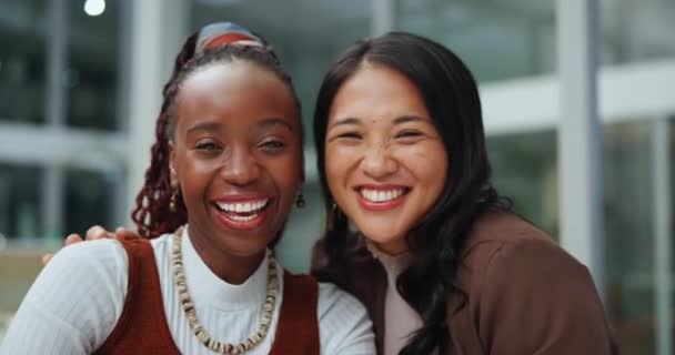 朋友和快乐的拥抱在办公室里 得到了伦敦公司员工的多样化和支持 企业工作场所的专业人员 妇女和肖像画以及团结或社区 — 图库视频影像