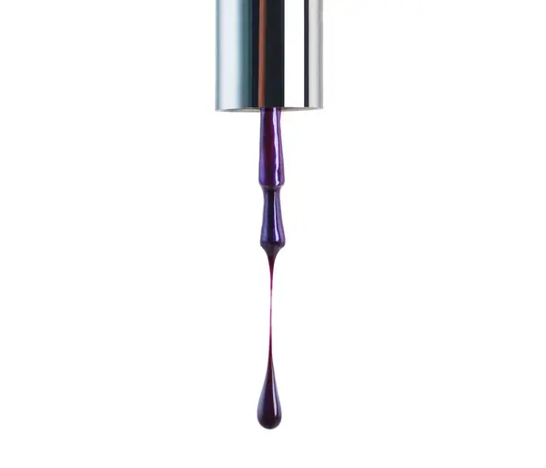 采购产品紫色 颜色和滴水的产品 指甲艺术和化妆品与白色背景的指甲 美感和油漆 粉刷和油漆用液体或丙烯酸作修脚用 凝胶和光泽用 — 图库照片