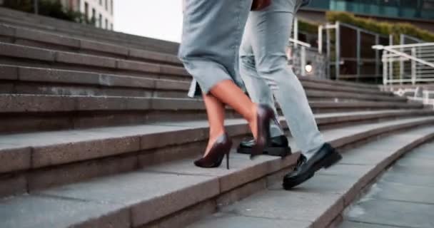 ビジネスマン 歩いたり 旅行したり 朝はニューヨークのオフィスに通勤します ビジネスの人々 企業の建物 そしてコンクリートの地面のステップ 足および靴と共に旅 — ストック動画
