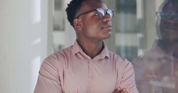 Μαύρος Επιχειρηματίας Σκέψη Και Παράθυρο Στο Γραφείο Για Όραμα Ιδέα — Αρχείο Βίντεο