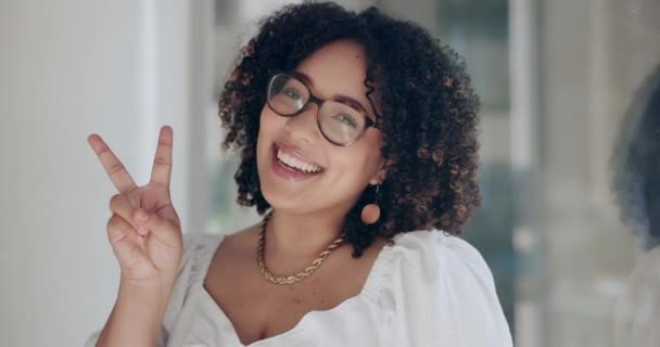Знак Миру Бізнес Обличчя Жінки Офісі Упевненістю Гордістю Позитивним Ставленням — стокове відео