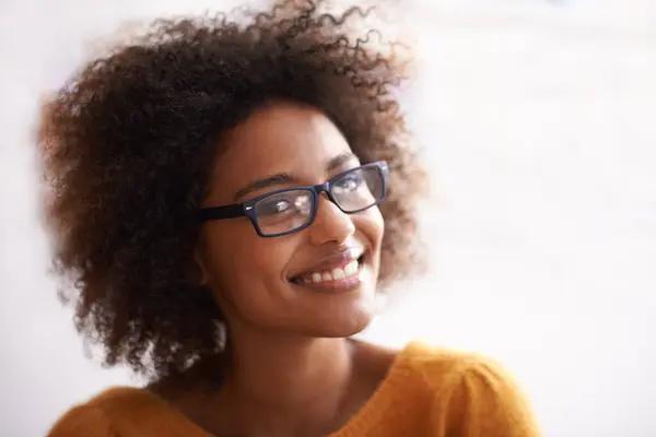 Kadın Özgüvenle Portre Yap Gülümse Pozitif Ruh Hali Olan Gözlük — Stok fotoğraf