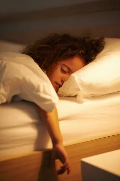Ragazza Dormire Rilassarsi Letto Notte Confortevole Stanco Sognare Sul Cuscino — Foto Stock