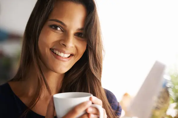 Yüz Kadın Evde Kahveyle Mutlu Olmak Kendine Güvenmek Için Ara — Stok fotoğraf