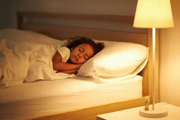 Ragazza Dormire Pace Letto Notte Confortevole Stanco Sognare Sul Cuscino — Foto Stock