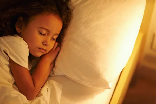 Dziecko Spanie Spokój Łóżku Nocy Wygodne Zmęczone Lub Sen Poduszce — Zdjęcie stockowe