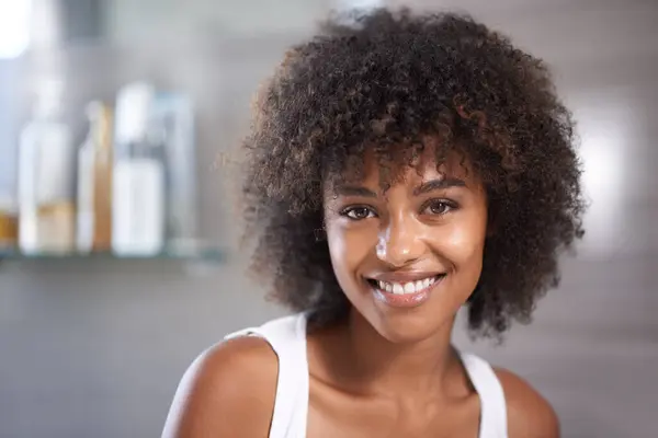 Afrikaanse Vrouw Portret Glimlach Badkamer Voor Schoonheid Wellness Afro Huis — Stockfoto