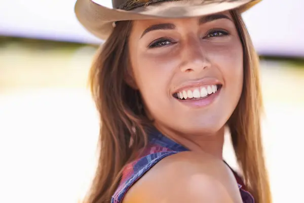Portret Glimlach Cowgirl Hoed Boerderij Ranch Voor Landbouw Duurzaamheid Zomer — Stockfoto