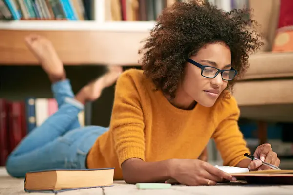 Vrouw Student Bibliotheek Onderzoek Met Boeken Notebook Voor Universiteitsproject Studiebeurs — Stockfoto