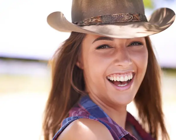 Portret Glimlach Cowgirl Lachend Boerderij Ranch Voor Landbouw Duurzaamheid Zomer — Stockfoto