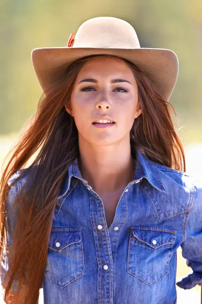 Kovboy Kız Portre Şapka Çiftlikte Tarlada Batı Modasında Yazın Tarım — Stok fotoğraf