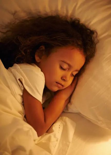 Dziecko Spanie Widok Góry Łóżku Nocy Wygodne Zmęczone Lub Sen — Zdjęcie stockowe