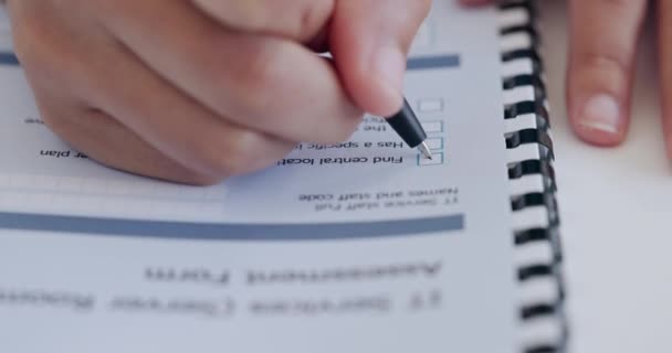 Schrijven Handen Zaken Met Persoon Document Applicatie Met Een Enquête — Stockvideo