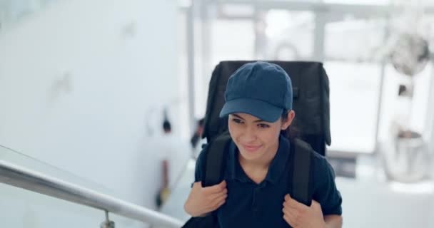 Biuro Dostawa Kurier Schodach Torbą Chodzenie Uśmiech Kobiety Miejscu Pracy — Wideo stockowe
